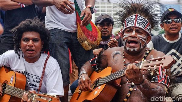Korban PHK di Papua Ngamen di CFD Jakarta