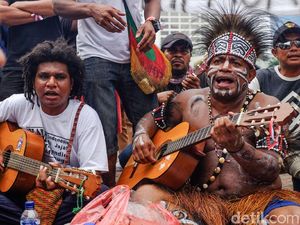 Korban PHK di Papua Ngamen di CFD Jakarta Korban PHK di Papua Ngamen di CFD Jakarta