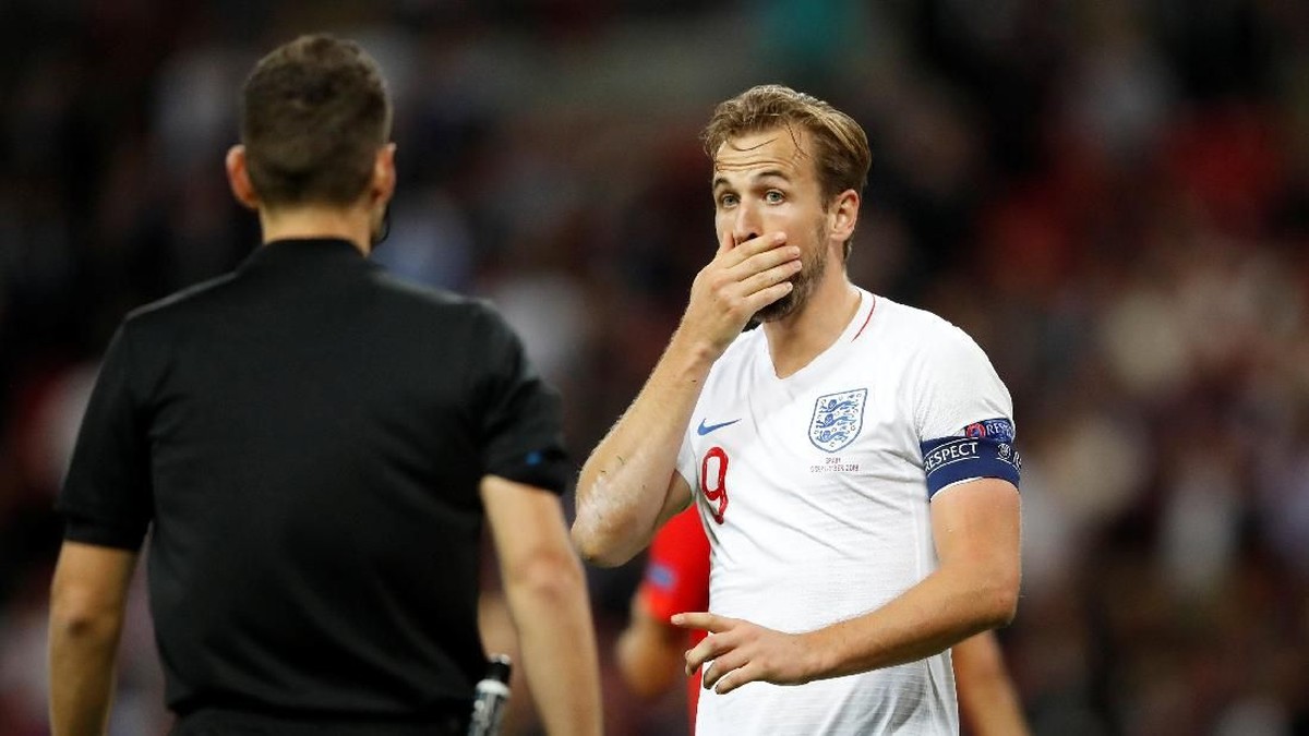 Harry Kane mempertanyakan keputusan wasit yang menganulir gol Danny Welbeck saat Inggris kalah dari Spanyol di UEFA Nations League (Foto: Carl Recine/Action Images via Reuters)