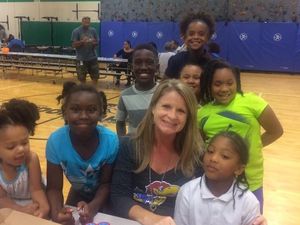 Ritual Jabat Tangan Spesial dari Guru untuk Semangati Muridnya