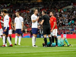 Harry Kane melakukan protes kepada wasit lantaran menganulir gol dari Danny Welbeck di injury time. (Foto: Carl Recine/Reuters)