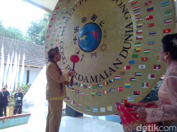 Foto: Meriahnya Perayaan HUT Gong Perdamaian Dunia di Ciamis