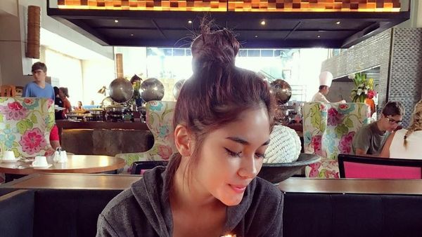 Ini Pose Cantik Garneta Haruni Saat Makan Bersama Sang Putri