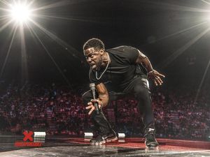 Komedian Kevin Hart Alami Kecelakaan Maut di Malibu Komedian Kevin Hart Alami Kecelakaan Maut di Malibu