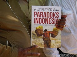 Bagi-bagi Buku Bergambar Penambang Kawah Ijen, Ini Ajakan Prabowo