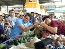 Pakai Kaos Padi, Sandiaga Blusukan ke Pasar Sindhu Bali