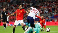 Inggris sempat mencetak gol di menit-menit akhir pertandingan tapi dianulir wasit karena lebih dulu terjadi pelanggaran oleh Danny Welbeck pada David De Gea. (Foto: Carl Recine/Reuters)