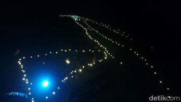 Keindahan Seribu Obor Petani di Gunung Prahu