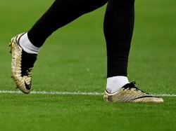 Dalam laga tersebut, Kane juga menggunakan sepatu berwarna emas pada sesi pemanasan. (Foto: Toby Melville/Reuters)