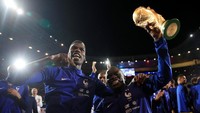 Kante (kiri) dikenal begitu pemalu di antara skuat Prancis. Gelandang Chelsea itu tampil menawan saat menghadapi Uruguay dan sukses menghentikan Lionel Messi. Foto: Gonzalo Fuentes/Reuters