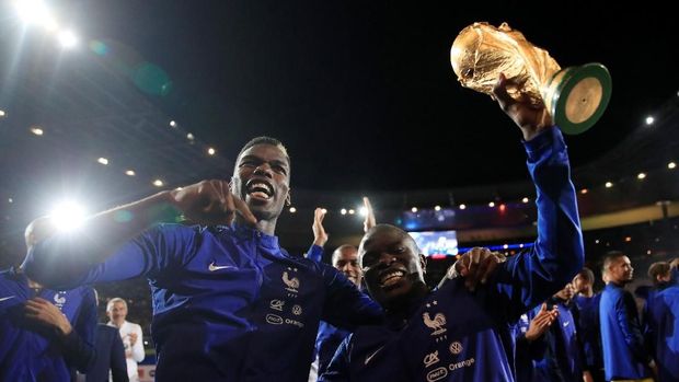 Soccer Football - UEFA Nations League - League A - Group 1 - France v Netherlands - Stade de France, Saint-Denis, France - September 9, 2018  France's N'Golo Kante and Paul Pogba celebrate with the World Cup trophy during a ceremony after the match  REUTERS/Gonzalo Fuentes