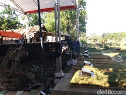 Tak di Atas Kuburan, Panggung Dangdutan yang Viral Mepet TPU