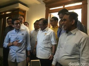 Ditanya soal Demokrat Main Dua Kaki, Sandi Peragakan Jurus Bangau Ditanya soal Demokrat Main Dua Kaki, Sandi Peragakan Jurus Bangau