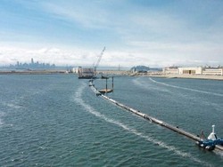 Pelampung Raksasa Jadi Alat Menjaring Sampah Plastik di Samudera Pasifik