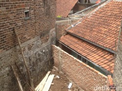Akses Sebuah Rumah di Bandung Diblokade Tembok Tetangga
