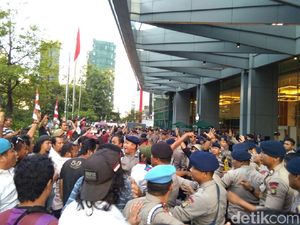 Sempat Ricuh, Massa yang Demo Kantor Grab Belum Bubar