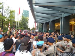 Sempat Ricuh, Massa yang Demo Kantor Grab Belum Bubar