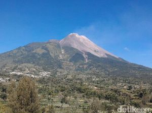 Status Waspada, Warga Tetap Larung Sesaji 1 Suro di Puncak Merapi