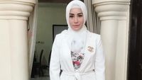 7 Gaya Hijab Glamor Shinta Bachir yang Baru Dilamar Anggota DPRD