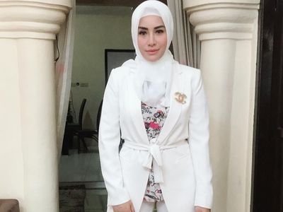 7 Gaya Hijab Glamor Shinta Bachir yang Baru Dilamar Anggota DPRD