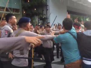 Ricuh, Driver Taksi Online Bentrok dengan Polisi!