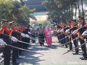 Ini Pesan Irjen Machfud Arifin untuk Kapolda Jatim Baru Ini Pesan Irjen Machfud Arifin untuk Kapolda Jatim Baru
