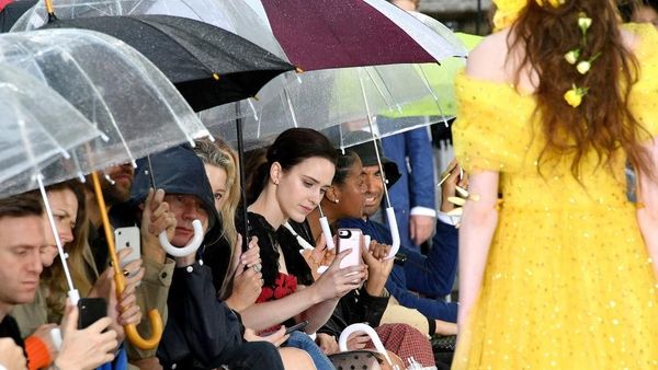 Jarang Terjadi, Nonton Fashion Show Sambil Payungan di New York Fashion Week