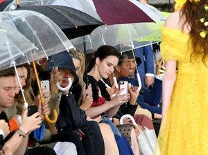 Jarang Terjadi, Nonton Fashion Show Sambil Payungan di New York Fashion Week Jarang Terjadi, Nonton Fashion Show Sambil Payungan di New York Fashion Week