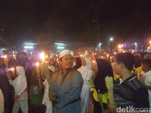 Sambut Tahun Baru Hijriah, Warga Pawai Obor di Menteng