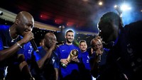 Prancis dipersilakan berpesta sepuasnya. Namun, Prancis dituntut untuk meraih sukses yang sama di Piala Eropa 2020. Foto: Gonzalo Fuentes/Reuters