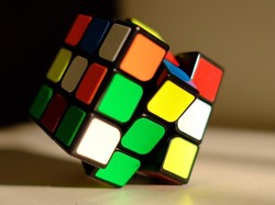 Pandemi Corona, Relawan di Solo Bagi-bagi Mainan Untuk Anak-anak