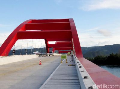 Nyaris Rampung 100%, Ini Jembatan Kebanggaan Jokowi di Papua
