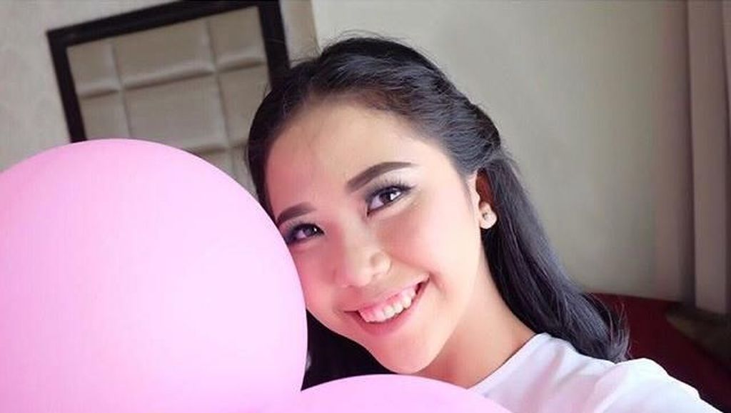 Tersihir Pesona Tania, Pilot Cantik Indonesia yang Senyumnya Bikin Melayang