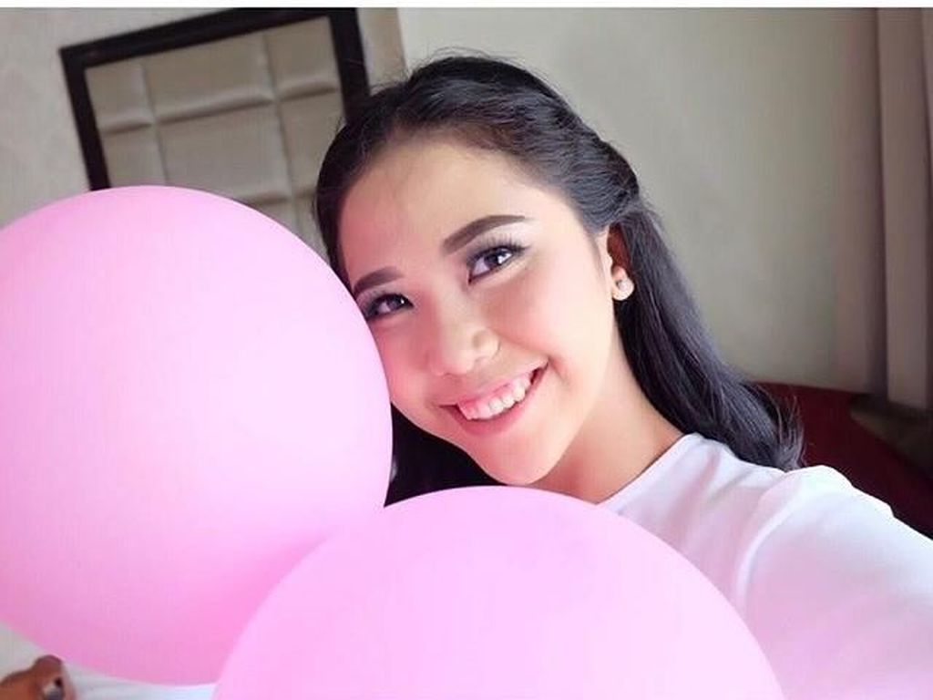 Tersihir Pesona Tania, Pilot Cantik Indonesia yang Senyumnya Bikin Melayang