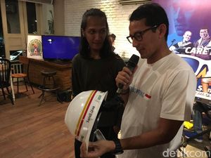 Helm Proyek LRT Sandiaga Laku Rp 15 Juta, Disumbangkan ke Lombok Helm Proyek LRT Sandiaga Laku Rp 15 Juta, Disumbangkan ke Lombok