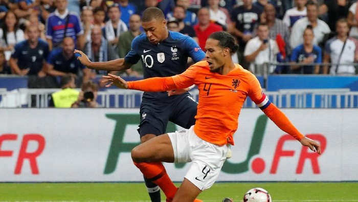 Soccer Football - UEFA Nations League - League A - Group 1 - France v Netherlands - Stade de France, Saint-Denis, France - September 9, 2018  Frances Kylian Mbappe in action with Netherlands Virgil van Dijk   REUTERS/Charles Platiau