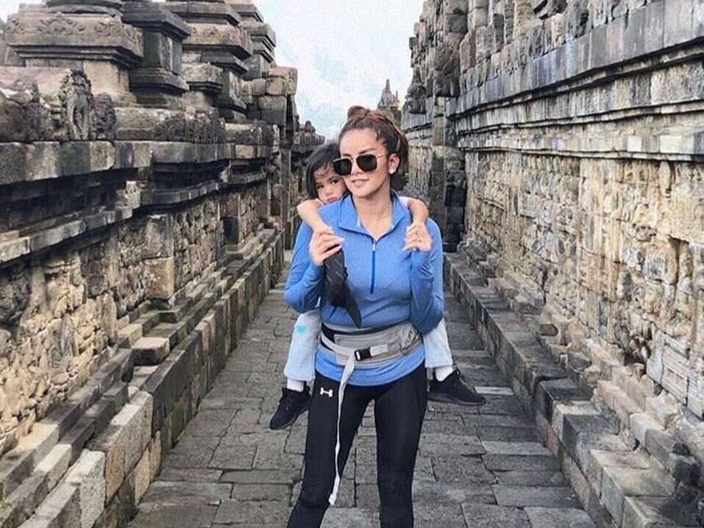 Kisah Olla Ramlan Soal Kehilangan Sebelah Pendengarannya Kisah Olla Ramlan Soal Kehilangan Sebelah Pendengarannya