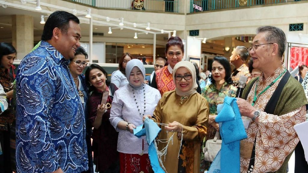 Mufidah Jusuf Kalla Tinjau Pameran Wastra Indonesia-Jepang Mufidah Jusuf Kalla Tinjau Pameran Wastra Indonesia-Jepang