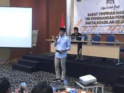 Hadiri Rakornas PKS, Sandiaga Baca Pantun soal Dolar Galak