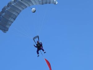 Bikin Kagum, Ini Aksi 8 Penerjun Marinir di Sail Moyo Tambora 2018