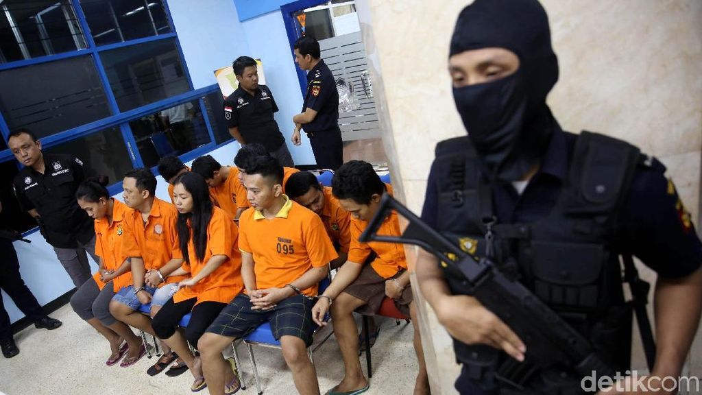 Polisi Bekuk 10 Penyelundup Narkoba via Paket Pos Polisi Bekuk 10 Penyelundup Narkoba via Paket Pos