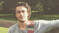 Foto: Gaya Traveling Model Ganteng Adiknya Miley Cyrus