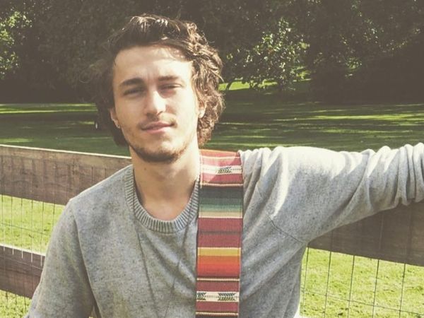 Foto: Gaya Traveling Model Ganteng Adiknya Miley Cyrus