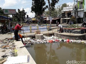 BBWSO Desak Relawan Jokowi Bersihkan Sampah di Selokan Mataram