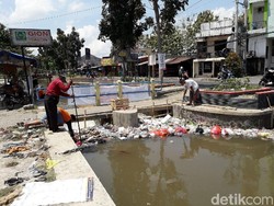 BBWSO Desak Relawan Jokowi Bersihkan Sampah di Selokan Mataram