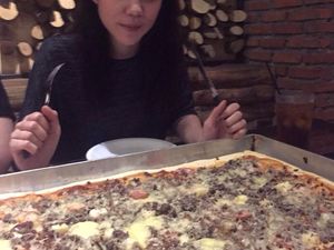 Begini Gaya Seru Riana Rizki, Menantu Ketua DPR RI Saat Kulineran