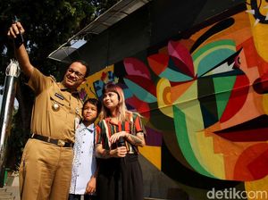 Lebih Dekat dengan Ledania, Seniman Cantik yang Muralnya Diresmikan Anies