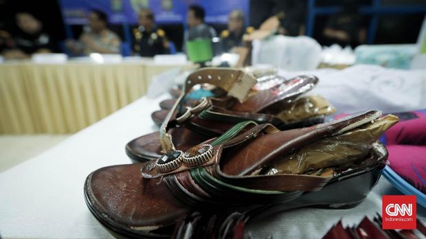 Sandal yang digunakan untuk menyamarkan pengiriman narkotika melalui pos.