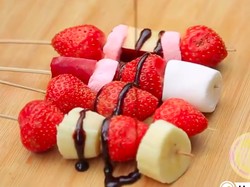 Resep Sate Buah Berbalur Cokelat untuk Camilan Anak