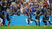 Pemain Muda Terbaik Piala Dunia 2018 itu pun merayakannya bersama rekan-rekannya di hadapan ribuan suporter Prancis. (Foto: Charles Platiau/REUTERS)